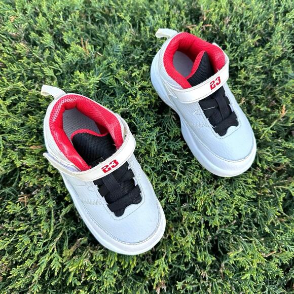 Jordan Max Aura 3 Toddler Athletic Shoes Size 8 White University Red - Picture 5 of 13